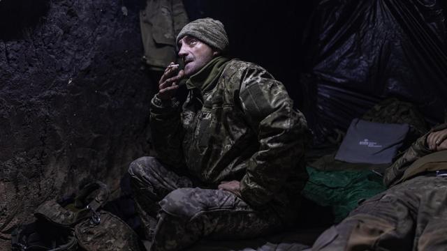 Ein ukrainischer Soldat ruht sich in einem unterirdischen Erdloch aus. 