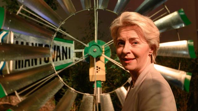 EU-Kommisionspräsidentin Ursula von der Leyen schaut sich während einer europäisch-argentinischen Wirtschaftskonferenz in einem Hotel in Buenos Aires ein Windrad in einer Ausstellung lokaler Unternehmen an.