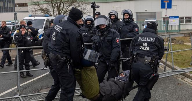 Am Samstag haben laut Angaben der Veranstalter rund 15.000 Menschen gegen den AfD-Bundesparteitag in Riesa demonstriert.