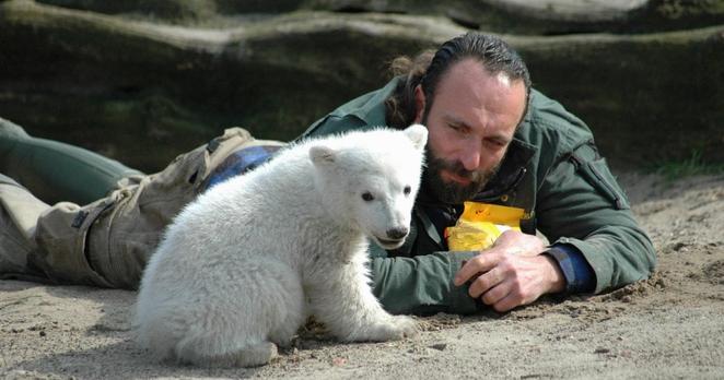 Knut mit seinem Pfleger Thomas Doerflein - Praesentation des Eisbaerenbabys Knut im Berliner Zoo am 23. Maerz 2007, Berlin-Charlottenburg.