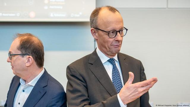 Deutschland | Bundestag - Unions-Fraktionschef Friedrich Merz (rechts) spricht neben CSU-Landesgruppenchef Alexander Dobrindt und lächelt dabei
