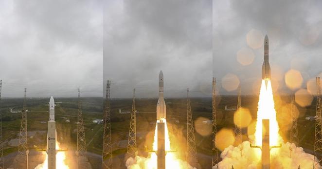 Drei Fotos nebeneinander: Eine weiße Rakete in grüner Landschaft zündet am Boden ihre Triebwerke (1), übersteigt den Startturm (2) und reitet auf einem breiten Feuerstrahl in die Höhe (3). Der Himmel ist bedeckt.