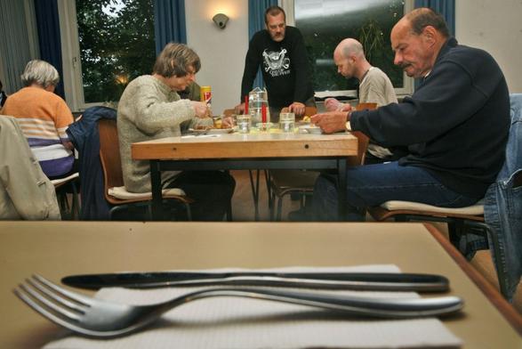 Hilfsbedürftige nehmen am 26. Mai 2008 eine gespendete Mahlzeit bei der Sozialeinrichtung Kieler Mahlzeit in Kiel ein.