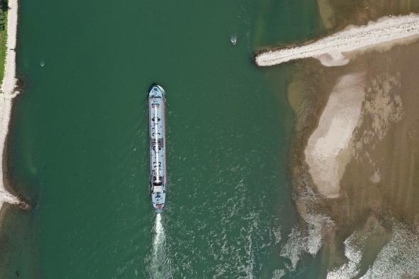 In Schiff in einem grünblauen Fluss von oben