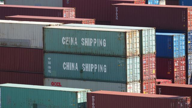 Container stapeln sich in einem US-Container-Terminal. Einige tragen die Aufschrift "China Shipping"