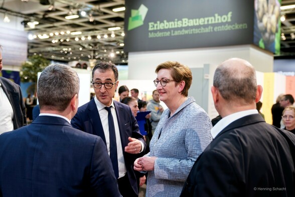 Bundesbauministerin Klara Geywitz und Bundeslandwirtschafts- und Ernährungsminister Cem Özdemir am Stand der Initiative Tierwohl.