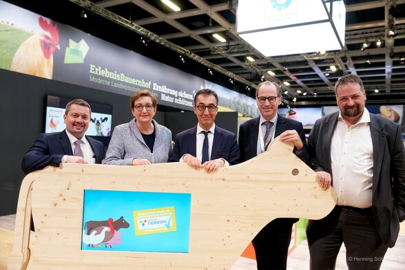 Bundesbauministerin Klara Geywitz und Bundeslandwirtschafts- und Ernährungsminister Cem Özdemir am Stand der Initiative Tierwohl.