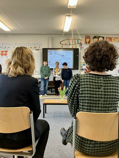 Bundesministerin Steffi Lemke und Ramona Pop lassen sich die Energiesparmaßnahmen der schuleigenen Energiedetektive erklären.