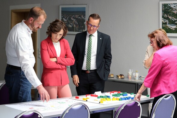 Die Parlamentarische Staatssekretärin Elisabeth Kaiser informiert sich über das Wärmenetz-Projekt der Wohnungsbaugenossenschaft Weida und der TWS - Thüringer Wärme System GmbH.