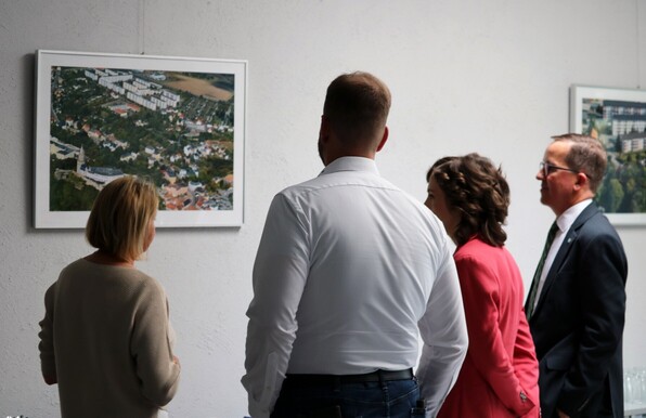 Die Parlamentarische Staatssekretärin Elisabeth Kaiser informiert sich über das Wärmenetz-Projekt der Wohnungsbaugenossenschaft Weida und der TWS - Thüringer Wärme System GmbH.