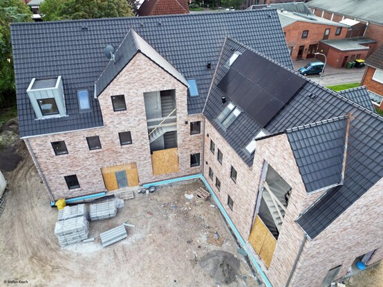 Die im Bau befindlichen Housing-First-Wohnungen in Niebüll von außen (Rückseite).