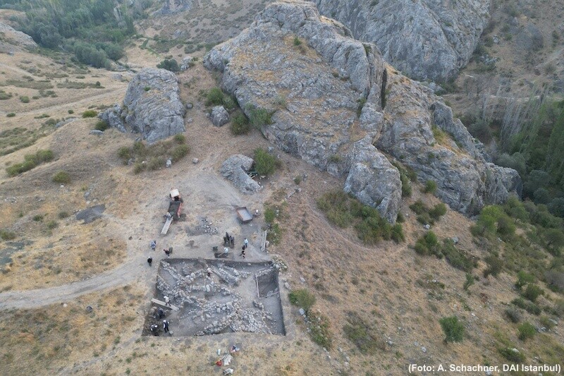 Luftaufnahme der Ausgrabungen in Boğazköy-Hattuša mit einem Blick auf den Ausgrabungsschnitt, in dem die Tafel mit dem neuen Text gefunden wurde.