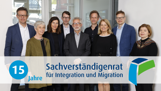 Gruppenfoto der Sachverständigen mit dem Schriftzug "15 Jahre Sachverständigenrat für Integration und Migration"