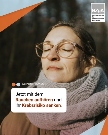 Eine Frau genießt mit geschlossenen Augen die Sonne. Sie trägt einen Schal und eine Brille. Auf dem Bild steht: rauchfrei-info.de. Jetzt mit dem Rauchen aufhören und Ihr Krebsrisiko senken.