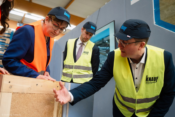 Bundesbauministerin Klara Geywitz während der Besichtigung der Produktion von Knauf Elements in Neuruppin.