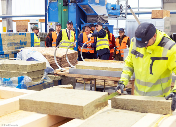 Bundesbauministerin Klara Geywitz während der Besichtigung der Produktion von Knauf Elements in Neuruppin.