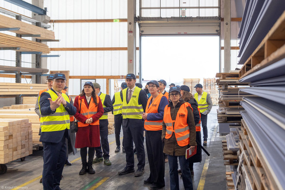 Bundesbauministerin Klara Geywitz während der Besichtigung der Produktion von Knauf Elements in Neuruppin.