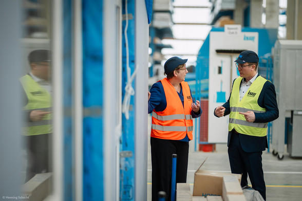 Bundesbauministerin Klara Geywitz während der Besichtigung der Produktion von Knauf Elements in Neuruppin.