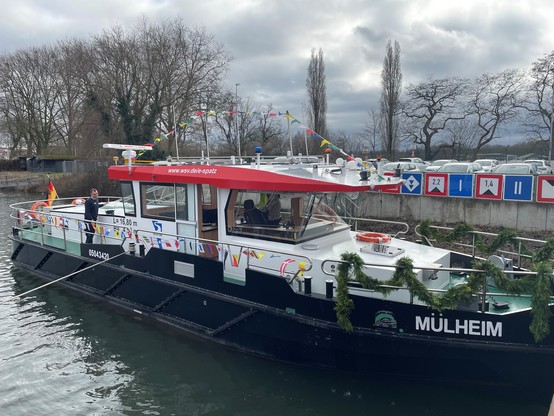 Blick auf das Schiff als ganzes. Auffällig ist das rote Dach, das über der Panorama-Glasscheibe zu schweben scheint.