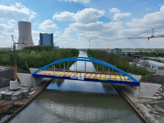 Fertig: Neue Brücke auf Widerlagern platziert.