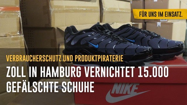Im Hintergrund befindet sich ein Karton sichergestellter Markenschuh Fälschungen Im Vordergrund steht : Verbraucherschutz und Produktpiraterie Zoll in Hamburg vernichtet 15.000 gefälschte Schuhe
