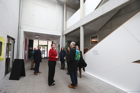 Bundesbauministerin Klara Geywitz bei der Besichtigung des sanierten und erweiterten Kulturzentrums steeedt.