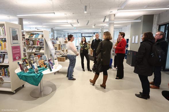 Bundesbauministerin Klara Geywitz besichtigt die neue Bücherhallte im sanierten und erweiterten Kulturzentrum steeedt.
