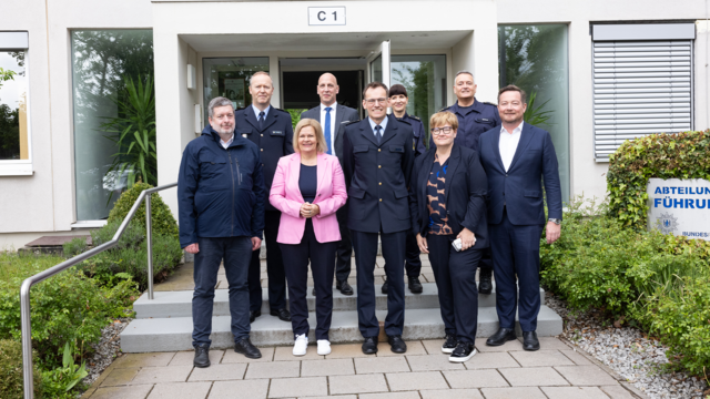 Innenministerin Faeser steht vor dem Eingang der Bundespolizeiabteilung Bayreuth, wo Einsätze zur Euro2024 geübt werden. Begleitet wurde sie unter anderem vom Polizeibeauftragten des Bundes, Uli Grötsch. 
