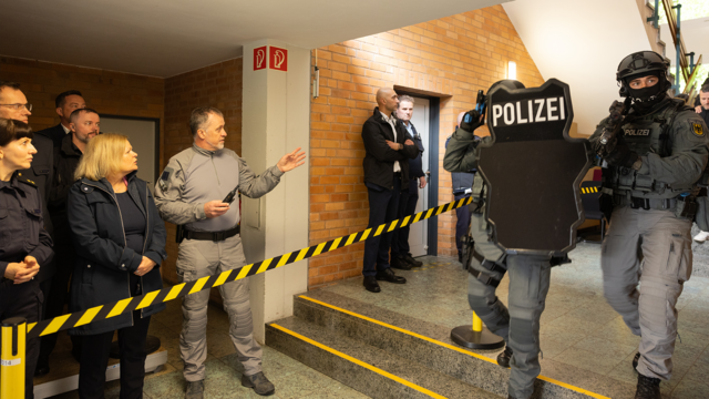 
Die Bundespolizei in Bayreuth übt Einsätze zur Euro2024. Innenministerin Faeser beobachtet die Übung.
