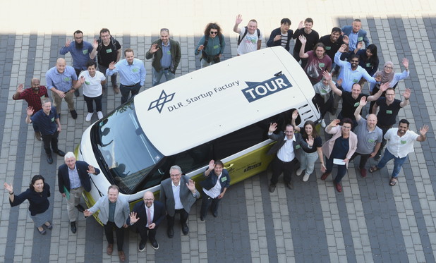 Der DLR_Startup Factory Tourbus von oben mit einer Gruppe der Teilnehmenden DLR-Institute in Dresden.