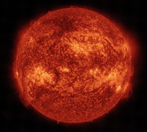 Die ganze erdzugewandte Seite der Sonne in orangeroter Darstellung. In Äquatornähe mehrere Aktive Regionen in gelber Farbe. 