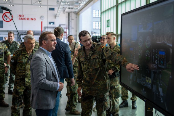 Minister Pistorius im Gespräch mit einem Soldaten, der auf einen Monitor zeigt.

Credits: Bundeswehr/Tom Twardy
