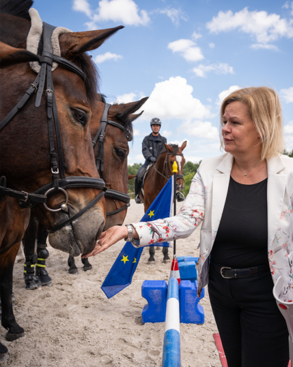 Bundesinnenministerin Nancy bei ihrem Besuch der Bundespolizei-Reiterstaffel.