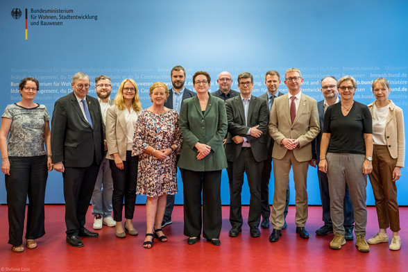 Gruppenbild mit Bundesministerin Klara Geywitz und den Spitzen der Sozial- und Wohlfahrtsverbände.