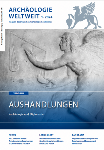 Cover der "Archäologie Weltweit"-Ausgabe 1, 2024 mit dem Titelthema "Aushandlungen. Archäologie und Diplomatie". Das Titelbild zeigt das antike Relief eines geflügelten jungen Mannes, der eine Waage in der linken Hand balanciert und mit der rechten eine Wagschale hinunterdrückt. Weitere angekündigte Themen ganz unten auf der Titelseite: "Fokus. 150 Jahre DAI Athen: Archäologische Forschungen ind Griechenland seit 1874", "Landschaft. Wissenschaftslandschaft: Geschichte zwischen Wissenschaft und Politik" sowie "Panorama. Angewandte Kulturdiplomatie: Forschung und Engagement in Ozeanien".
