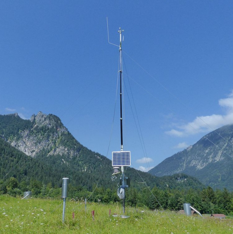 Blick auf den Alpen mit einem Messgerät des Deutschen Wetterdienstes. Foto: DWD