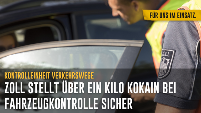 Symbolbild einer Fahrzeugkontrolle durch zwei Zöllner
Text: Kontrolleinheit Verkehrswege/Zoll stellt über ein Kilo Kokain bei Fahrzeugkontrolle sicher