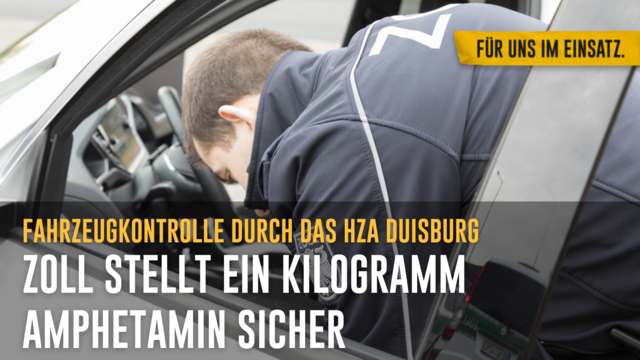 Symbolbild: Ein Zöllner in Uniform kontrolliert ein Auto.
Text: Fahrzeugkontrolle durch das HZA Duisburg / Zoll stellt ein Kilogramm Amphetamin sicher