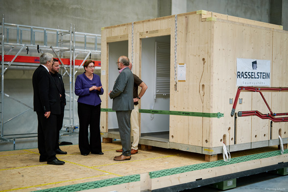 Bundesbauministerin Klara Geywitz vor einem Badezimmermodul im neuen timpla-Holzmodulwerk in Eberswalde. 