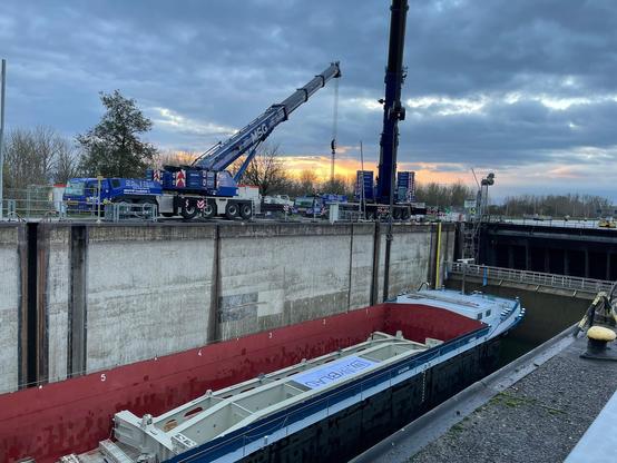 Per Schiff ist das neue Schleusentor nach Iffezheim gebracht worden.