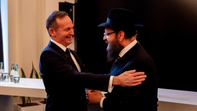Volker Wissing und Yehuda Teichtal umarmen sich herzlich.