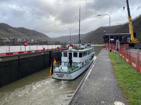 Letzte Schleusung vor Weihnachten: Die MS Mainz verlässt die Schleuse Müden  Richtung Rhein.