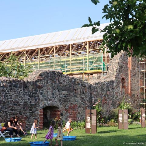 Spielende Kinder im Kyritzer Klostergarten.