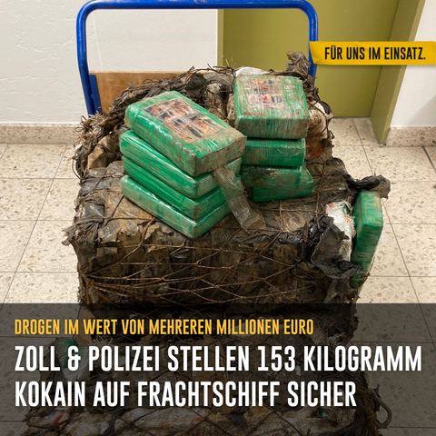 Foto: Sichergestellte Drogenpakete liegen gestapelt auf einem Rollwagen. Die unteren Pakete sind mit Fischernetzen umwickelt.
Text: Drogen im Wert von mehreren Millionen Euro - Zoll und Polizei stellen 153 Kilogramm Kokain auf Frachtschiff sicher
