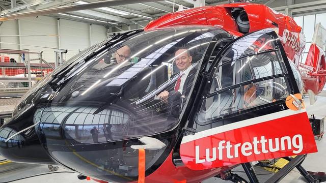 Das Foto zeigt Volker Wissing bei seinem Besuch der Deutschen Luftrettung. Er sitzt in einem Hubschrauber, der für Rettungsaktionen genutzt wird.