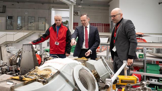 © Christiane Haumann-Frietsch. Volker Wissing bei seinem Besuch der Deutschen Luftrettung.