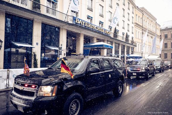 US-amerikanische Fahrzeuge stehen im Schneegriesel vor dem Hotel "Bayerischer Hof" in München.