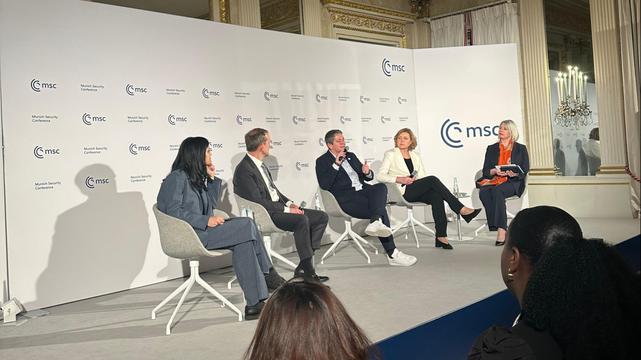BSI-Präsidentin Claudia Plattner sitzt auf einem Panel der Münchener Sicherheitskonferenz.