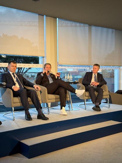 BSI-Präsidentin Claudia Plattner sitzt auf einem Panel der Münchener Sicherheitskonferenz.