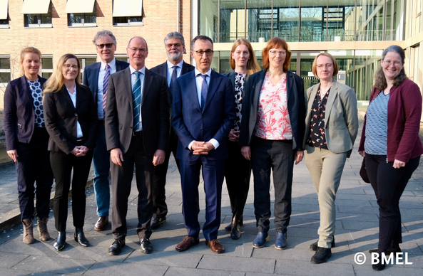 Eine Gruppe von 10 Personen vor dem BVL-Gebäude. Unter Ihnen mittig stehen Bundesminister Cem Özdemir und Friedel Cramer, der BVL-Präsident.
